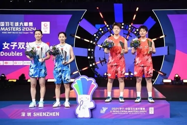 11月24日，劉圣書（右二）/譚寧（右一）與李怡婧/羅徐敏（左一）在頒獎(jiǎng)臺(tái)上合影。新華社記者 梁旭攝