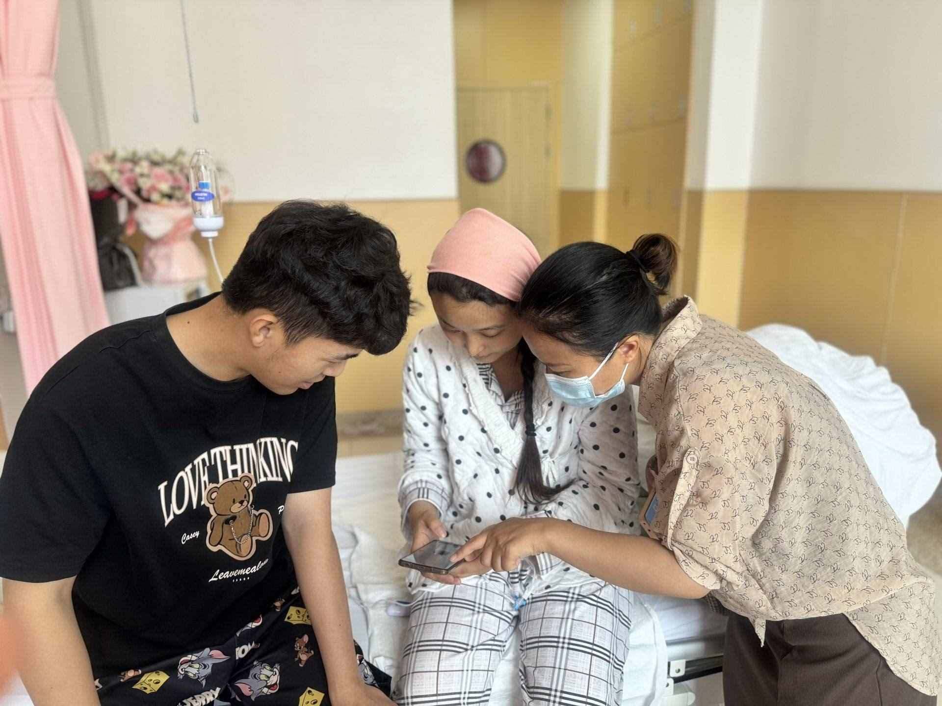 新生兒家庭通過手機(jī)辦理新生兒出生“一件事”。安徽省數(shù)據(jù)資源管理局供圖