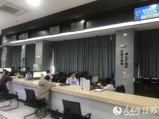 像這樣的“高頻事項一平臺”辦理專窗，正在江蘇各地基層便民服務中心鋪開。人民網(wǎng) 俞楊攝