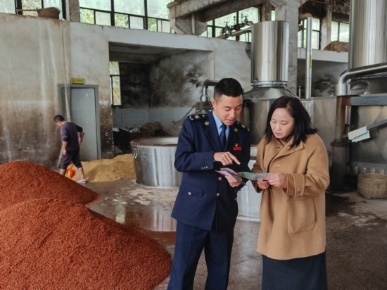 鎮(zhèn)遠(yuǎn)縣稅務(wù)局在酒企宣傳調(diào)研。黔東南州稅務(wù)局供圖