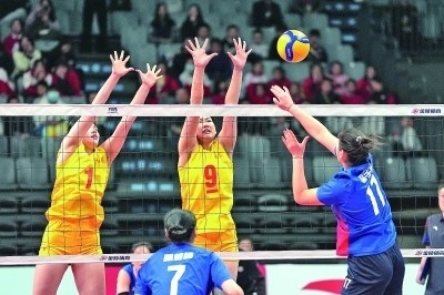 11月27日，山東隊(duì)球員李晨瑄（中）、李美君（左）在比賽中攔網(wǎng)。新華社發(fā)