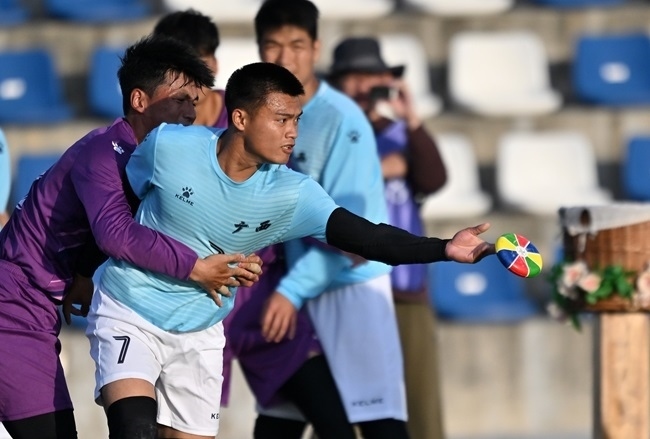 11月28日，花炮半決賽，廣西隊(duì)與海南隊(duì)展開激烈角逐。新華社記者 郭程攝