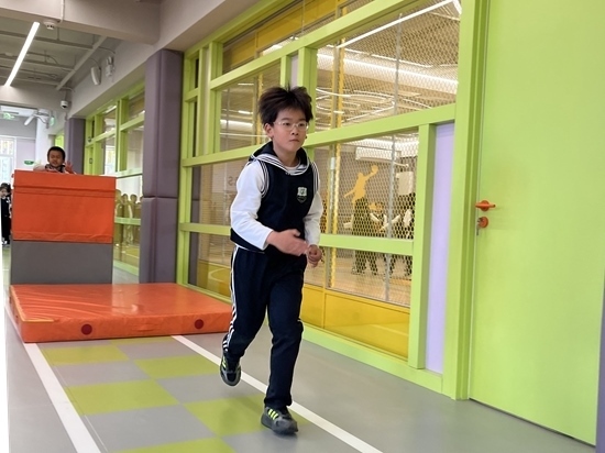 學(xué)生在南樓二層的體能教師訓(xùn)練。人民網(wǎng)記者孫競 攝