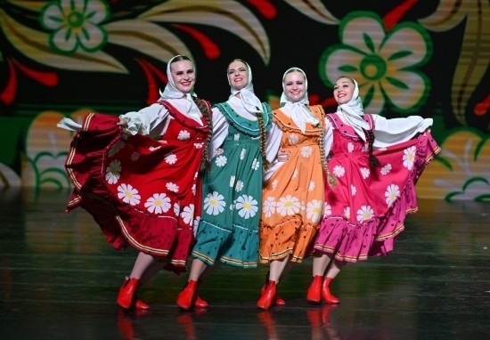 6月22日，2024-2025“中俄文化年”海南島歡樂(lè)節(jié)俄羅斯藝術(shù)團(tuán)體巡演在?？谑信e行。新華社記者郭程攝