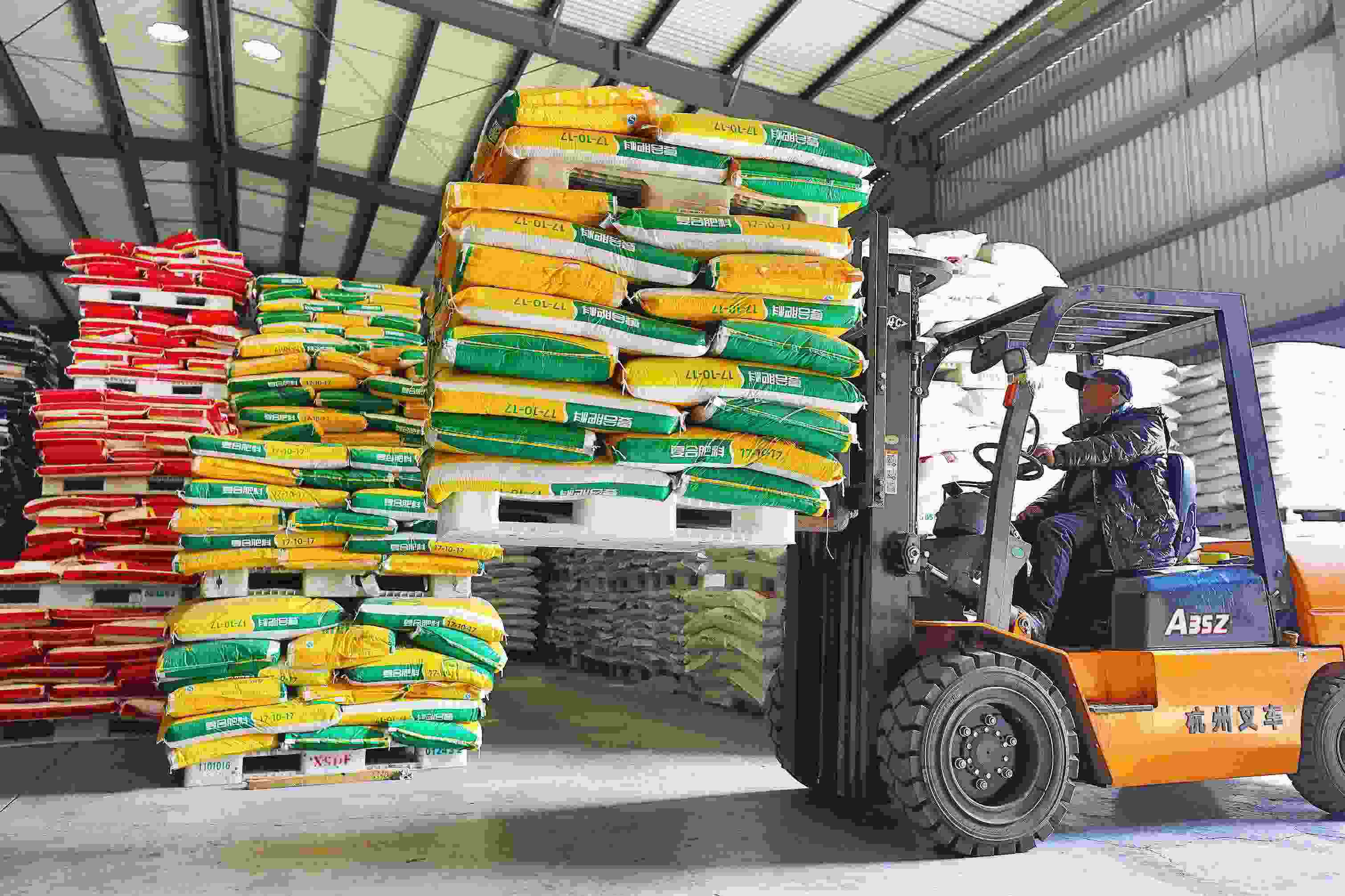 2023年2月15日，在浙江義烏供銷聯(lián)社的農(nóng)資貯存?zhèn)}庫，工作人員正在調(diào)運復(fù)合肥料等農(nóng)資。