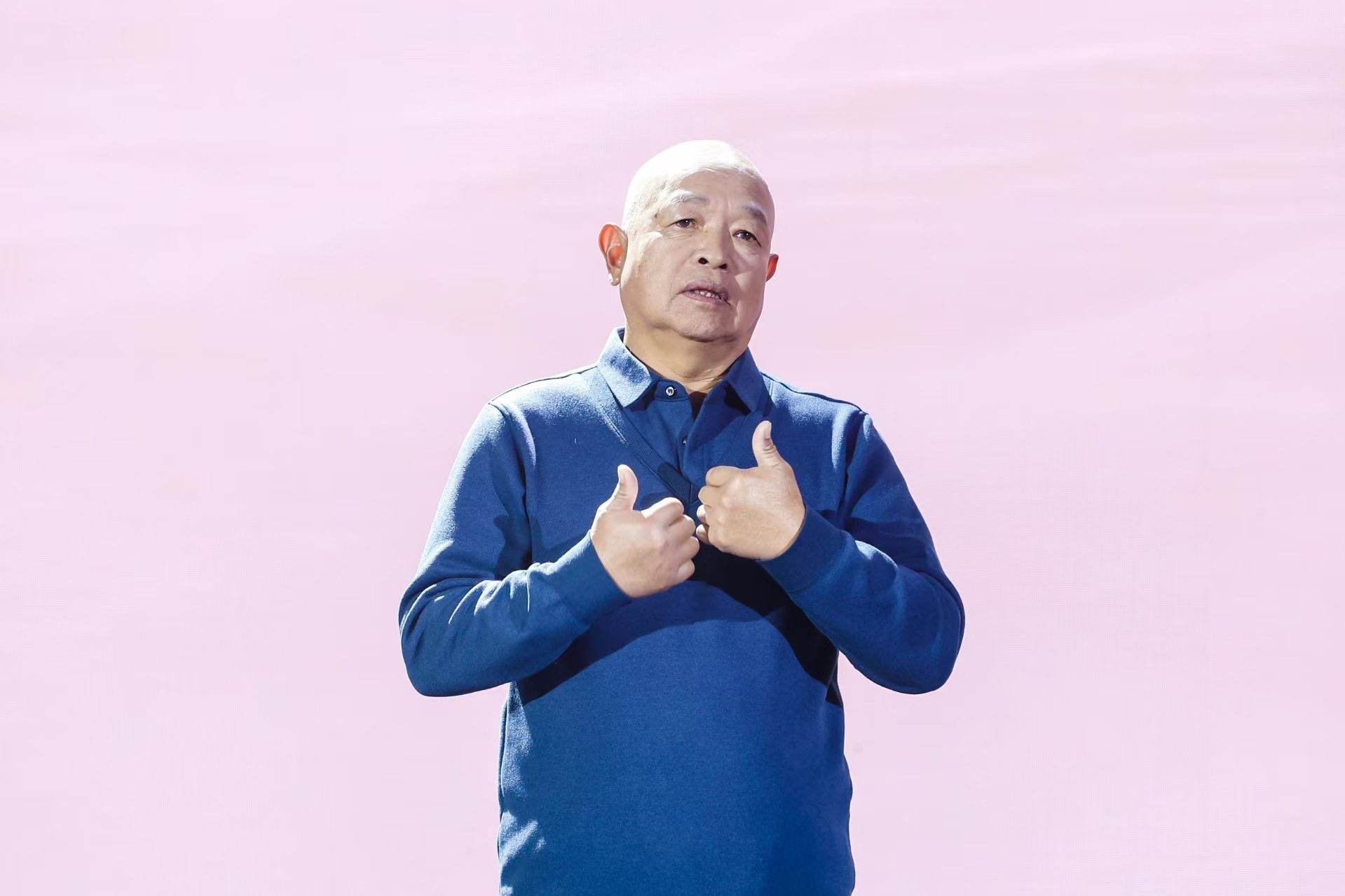 “山東好人”、煙臺(tái)市無(wú)聲洗車場(chǎng)經(jīng)理柳興濤。人民視頻供圖。