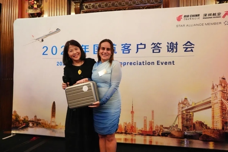 獲獎嘉賓上臺領取精美獎品。吳若鳴攝