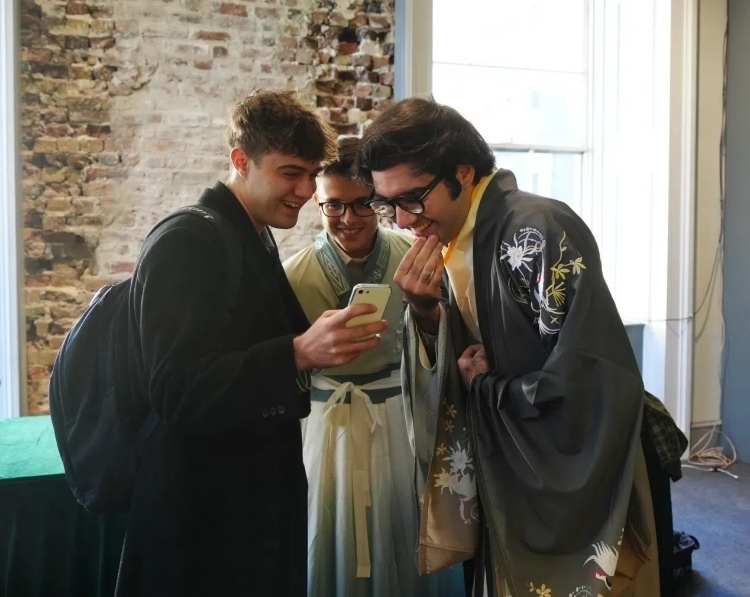 英國學生感受漢服魅力。吳若鳴攝