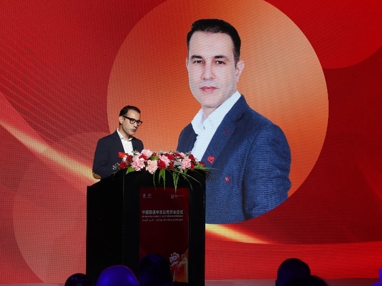 阿聯(lián)酋電信公司國際漫游與物聯(lián)網(wǎng)業(yè)務(wù)負(fù)責(zé)人賈瓦德·本塔賈爾致辭。中國聯(lián)通中東公司供圖