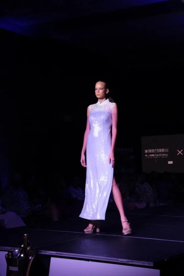 模特展示新中式禮服。顏李芳攝