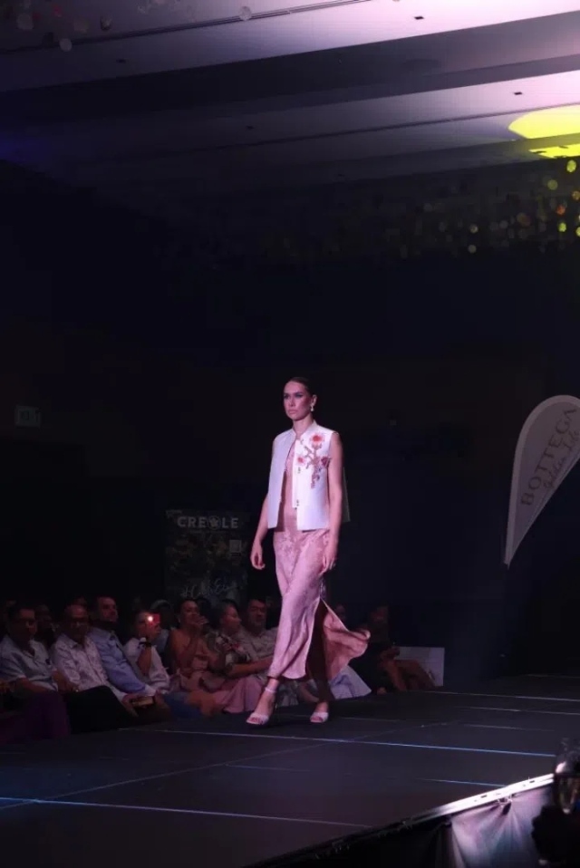 模特展示新中式禮服。顏李芳攝