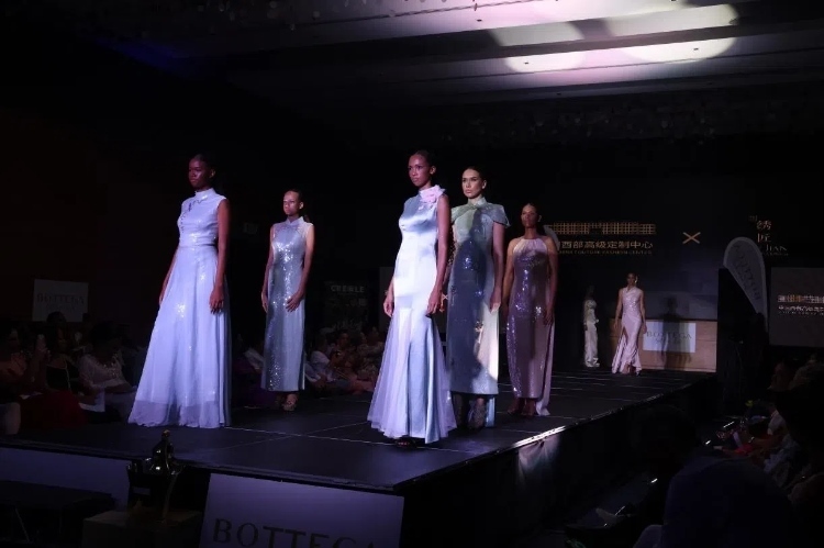 模特展示新中式禮服。顏李芳攝