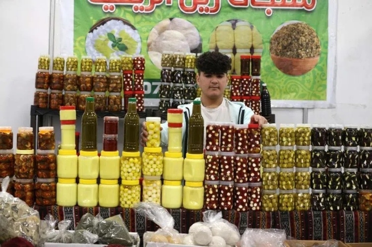 一名展商在展示各式各樣的橄欖制品。納達(dá)爾·達(dá)烏德攝