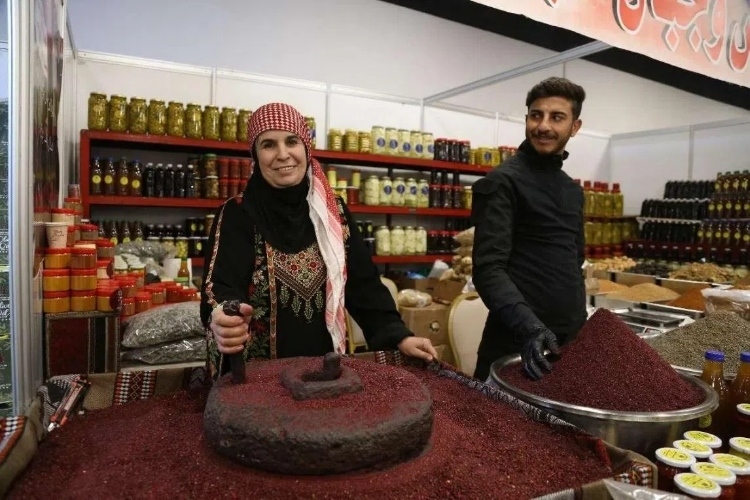 制作辣椒末的當(dāng)?shù)貗D女。納達(dá)爾·達(dá)烏德攝