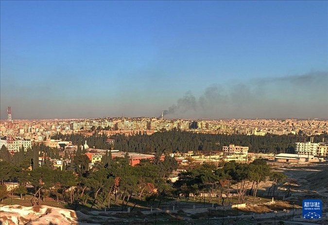 12月1日，敘利亞北部城市阿勒頗升起滾滾濃煙（手機照片）。新華社發(fā)