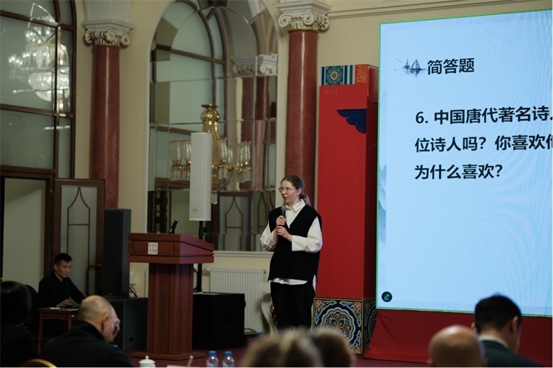 參賽選手現(xiàn)場(chǎng)答題。 俄羅斯國(guó)立人文大學(xué)孔子學(xué)院供圖