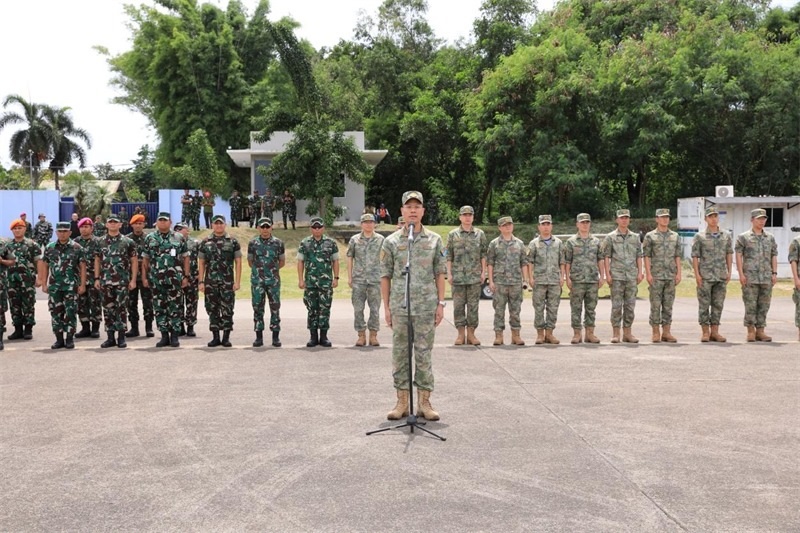 中方參演部隊指揮員在印尼方舉行的歡迎儀式上致辭。龔勝祥 攝