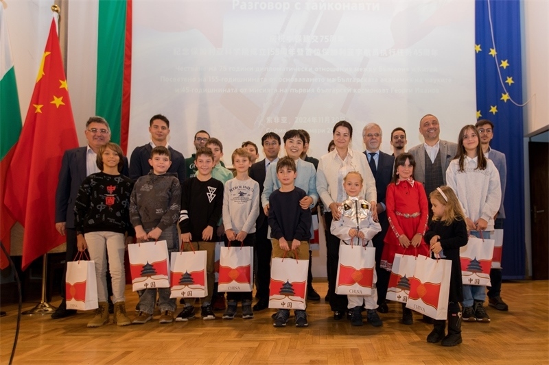 為保加利亞青少年頒發(fā)獎品。中國駐保加利亞大使館供圖