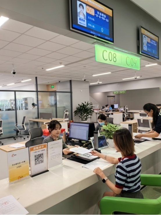 成都高新區(qū)“開(kāi)辦餐飲店一件事”服務(wù)窗口。成都市市場(chǎng)監(jiān)督管理局供圖