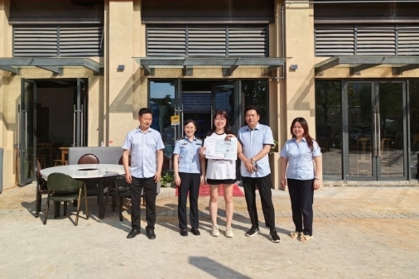 當(dāng)?shù)毓ぷ魅藛T上門(mén)為經(jīng)營(yíng)者送來(lái)了證件。蒼溪縣行政審批和數(shù)據(jù)局供圖