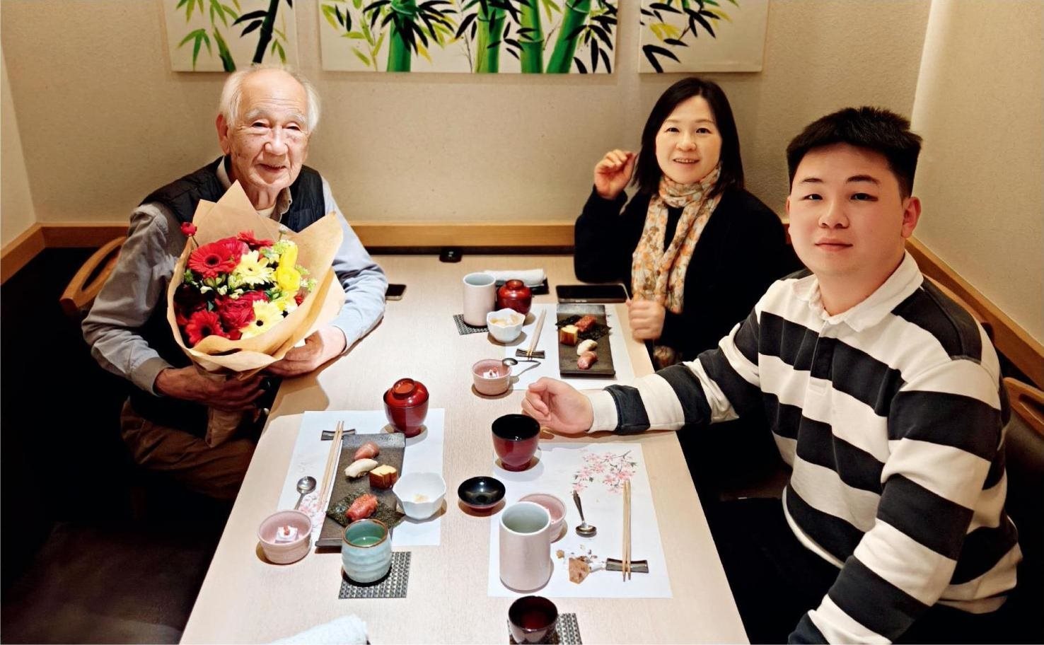 佐佐木俊一與彭林（中）、彭俊霖（右）在一起。