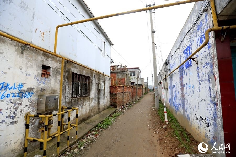 中燃公司在玉山鎮(zhèn)鋪設(shè)完工的燃?xì)夤芫W(wǎng)。人民網(wǎng)記者 慎志遠(yuǎn)攝