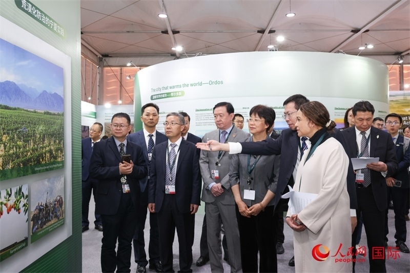 嘉賓參觀中國館。人民網(wǎng)記者任皓宇攝