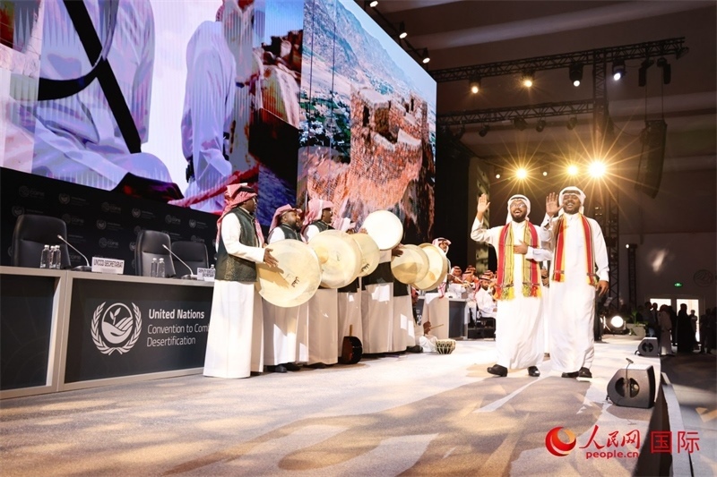 《聯(lián)合國防治荒漠化公約》第十六次締約方大會2日開幕。圖為開幕式表演。人民網(wǎng)記者任皓宇攝
