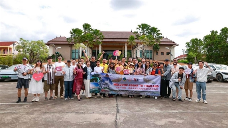 參與活動的中國游客與當?shù)靥﹪撕嫌啊；顒又鬓k方供圖