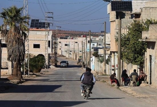 這是12月1日拍攝的敘利亞哈馬省北部一處城鎮(zhèn)街道。新華社發(fā)