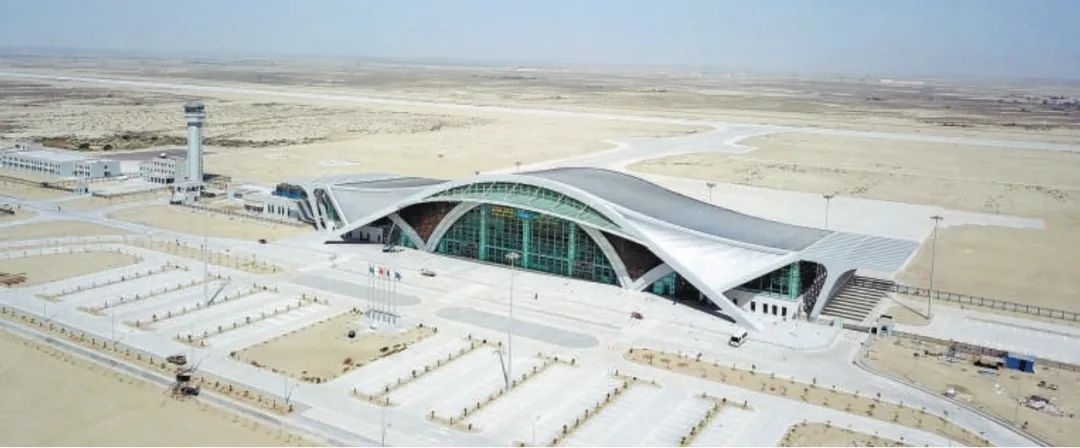 今年10月正式竣工的巴基斯坦瓜達(dá)爾新國(guó)際機(jī)場(chǎng)是中巴經(jīng)濟(jì)走廊建設(shè)進(jìn)一步走向深入的重要標(biāo)志，有力推動(dòng)中巴經(jīng)濟(jì)走廊建設(shè)成為高質(zhì)量共建“一帶一路”的示范性項(xiàng)目。圖為瓜達(dá)爾新國(guó)際機(jī)場(chǎng)。艾哈邁德·卡邁勒 攝（新華社發(fā)）