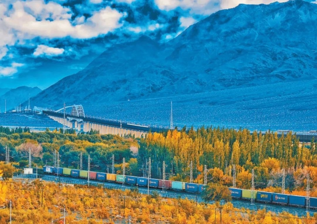 2013年，隨著共建“一帶一路”倡議提出，中歐班列應(yīng)運(yùn)而生。今年11月20日，第十萬(wàn)列中歐班列正式出境。截至目前，中歐班列累計(jì)運(yùn)送貨物超1100萬(wàn)標(biāo)箱、貨值超4200億美元，貨物品類(lèi)達(dá)53大類(lèi)5萬(wàn)余種。圖為中歐班列行駛在新疆烏魯木齊達(dá)坂城濕地。擺風(fēng)亮 攝（新華社發(fā)）