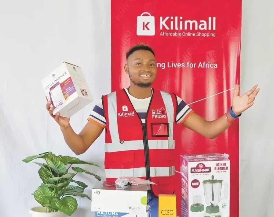 隨著“絲路電商”國(guó)際合作深入推進(jìn)，共建“一帶一路”國(guó)家雙多邊數(shù)字貿(mào)易規(guī)則對(duì)接不斷強(qiáng)化。借助“絲路電商”合作機(jī)制，肯尼亞主播迪克森·恩甘加在當(dāng)?shù)刂辈ж?。劉婉?攝（新華社發(fā)）