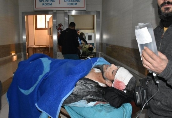 11月29日，在敘利亞阿勒頗，傷者被送往醫(yī)院接受治療。新華社發(fā)