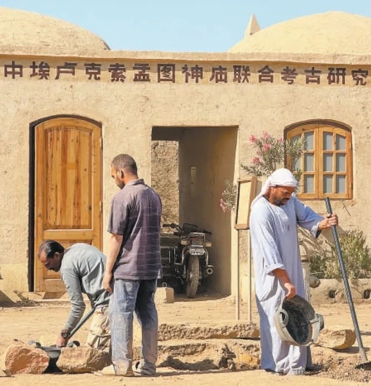 中埃（及）盧克索孟圖神廟聯(lián)合考古項(xiàng)目在考古發(fā)掘、文物保護(hù)等方面，不斷統(tǒng)一技術(shù)標(biāo)準(zhǔn)，互學(xué)互鑒理念方法，推動(dòng)神廟實(shí)地景象和出土文物重現(xiàn)于世人面前。圖為工作人員在項(xiàng)目現(xiàn)場(chǎng)進(jìn)行發(fā)掘清理工作。新華社記者 王東震 攝