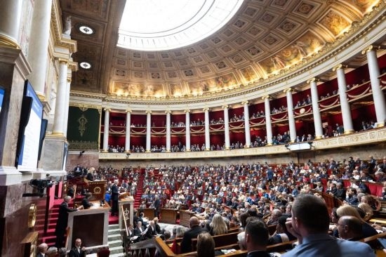 10月1日，法國總理巴尼耶在位于巴黎的法國國民議會發(fā)表演講。新華社發(fā)（杰克·陳攝）