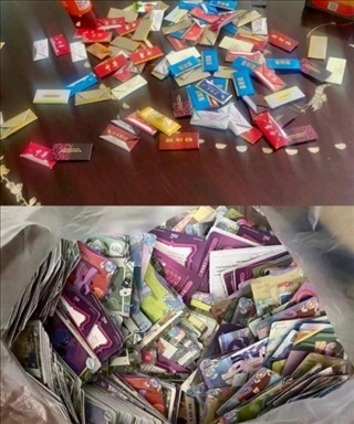 孩子們收集的煙卡、卡牌。受訪者供圖