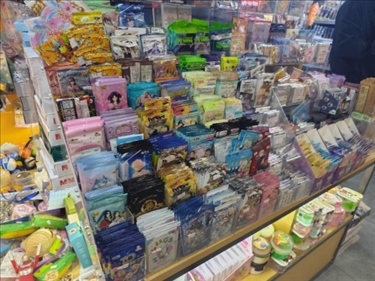 北京某文具店卡牌盲盒柜臺(tái)，未設(shè)相關(guān)提醒。人民網(wǎng)記者 黃鈺攝