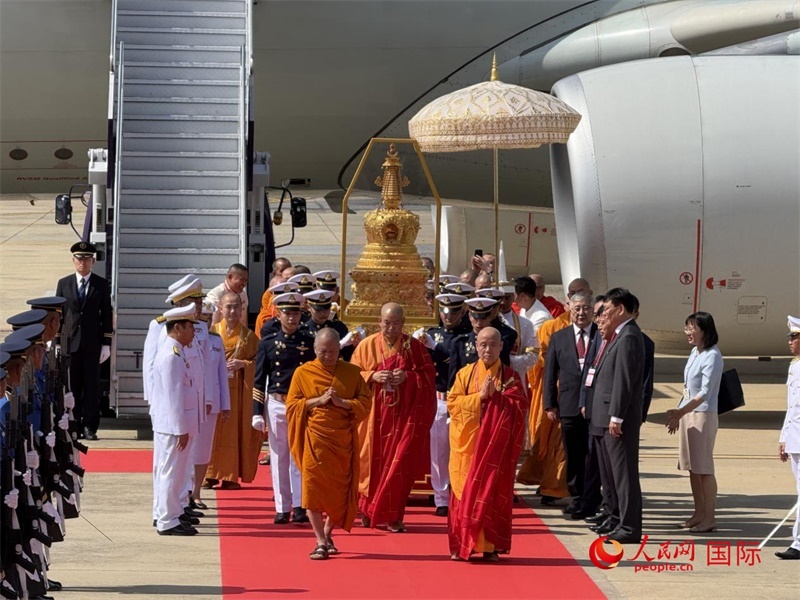 北京靈光寺佛牙舍利抵達泰國曼谷廊曼軍用機場。人民網(wǎng)記者章念生攝