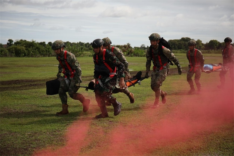 中印尼雙方空降兵隊員空降至指定地域后，迅速展開“傷病員”救治和轉移。段江山攝