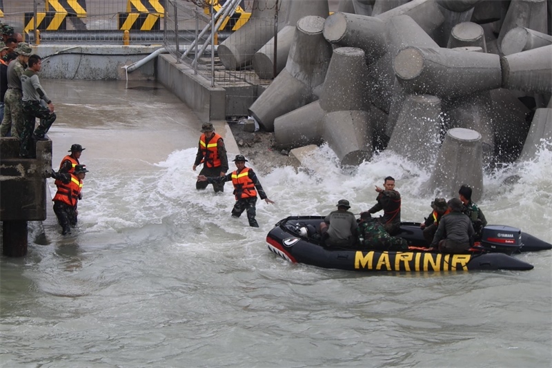 中印尼雙方海軍參演官兵協力將“落水人員”救上橡皮艇。周宇攝