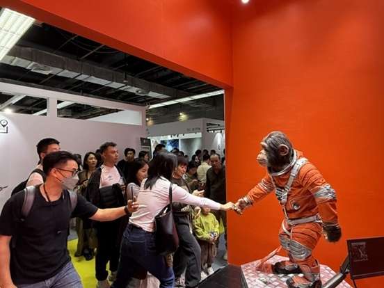 本土原創(chuàng)公司JIN ARTS帶領(lǐng)仿生機器人亮相廣州設(shè)計周11號館。（受訪者供圖）