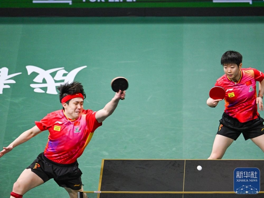 ↑中國(guó)隊(duì)組合王楚欽（左）/孫穎莎在混雙比賽中。新華社記者 王曦 攝