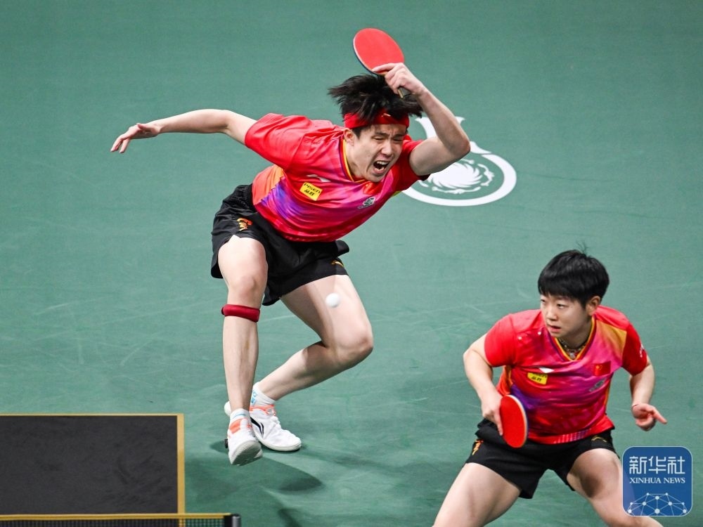 ↑中國(guó)隊(duì)組合王楚欽（左）/孫穎莎在混雙比賽中。新華社記者 王曦 攝