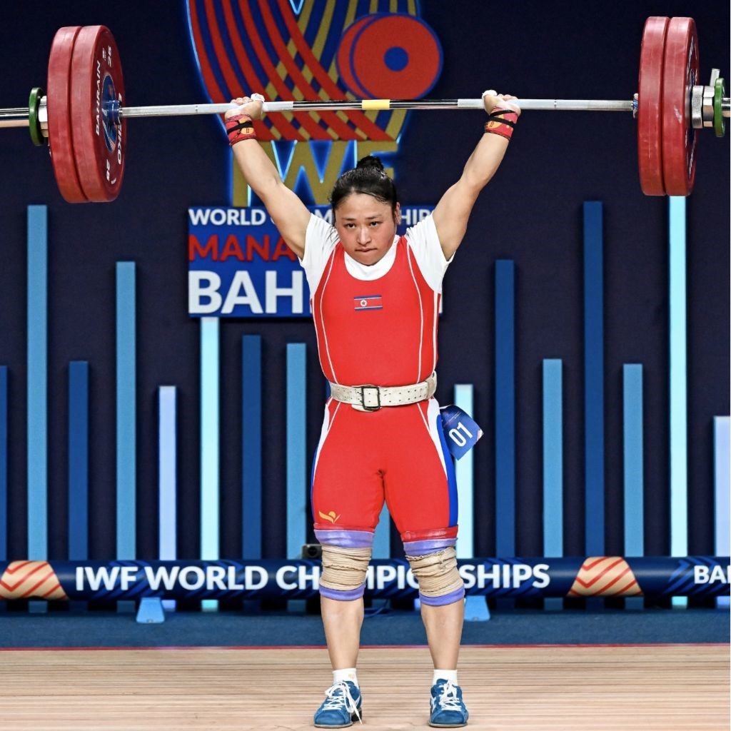 圖為李盛金在比賽中。圖片來源于國際舉重聯(lián)合會官網(wǎng)