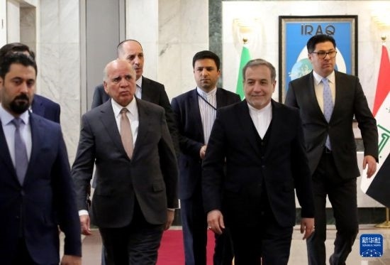12月6日，伊拉克副總理兼外長侯賽因（中左）在巴格達(dá)會見伊朗外長阿拉格齊（中右）。新華社發(fā)（哈利勒·達(dá)伍德攝）