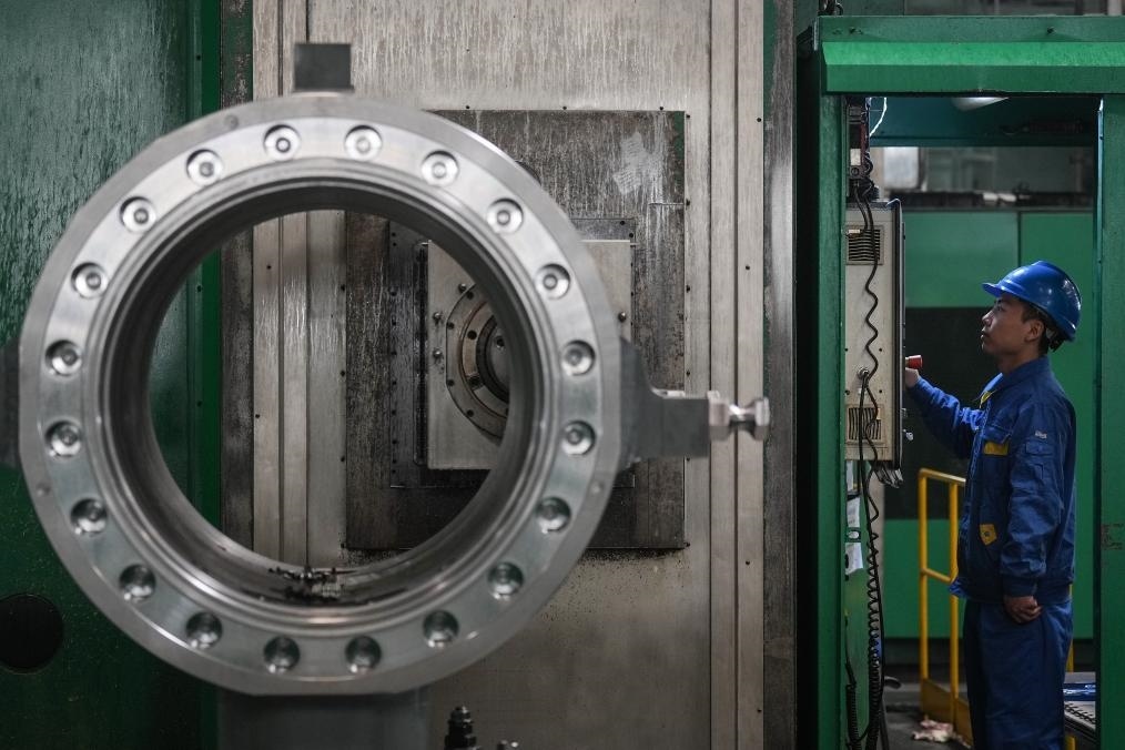 2023年2月14日，沈陽(yáng)鼓風(fēng)機(jī)集團(tuán)股份有限公司的工人在車間工作。新華社記者 潘昱龍 攝