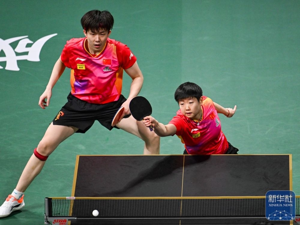 ↑中國(guó)隊(duì)組合王楚欽/孫穎莎（右）在混雙比賽中。新華社記者 王曦 攝
