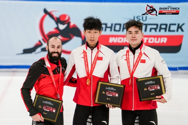 男子500米頒獎儀式，中國選手孫龍(中)奪得冠軍，加拿大選手杜博伊斯(左)獲得亞軍，中國選手劉少昂獲得季軍。賽事組委會供圖