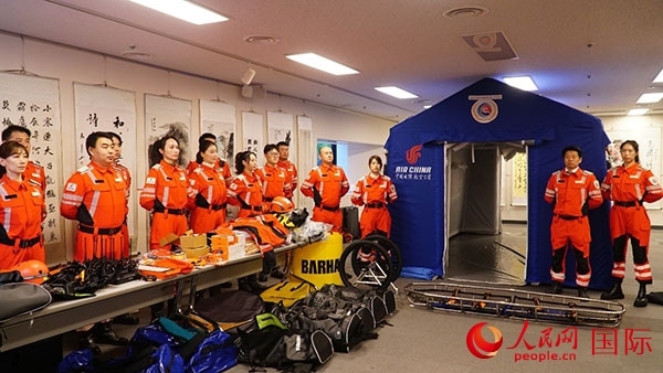 國(guó)航日韓支社捐贈(zèng)的專(zhuān)業(yè)救援裝備。人民網(wǎng) 蔣曉辰攝